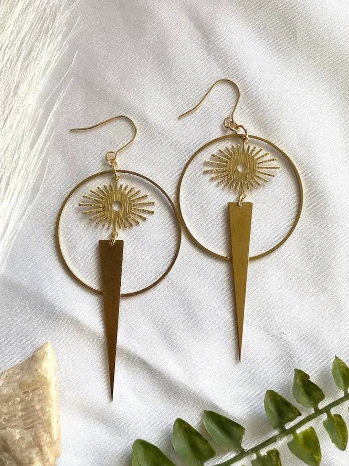 Boucles d'oreilles bohèmes en laiton déesse du soleil guerrière pour la vente par Bold as Love Belongings