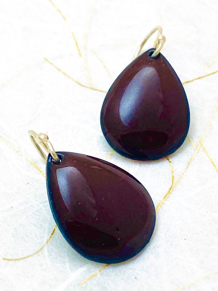 Petites boucles d'oreilles en forme de larme, boucles d'oreilles en émail brun moka pour la vente par Magpie Mouse Studios