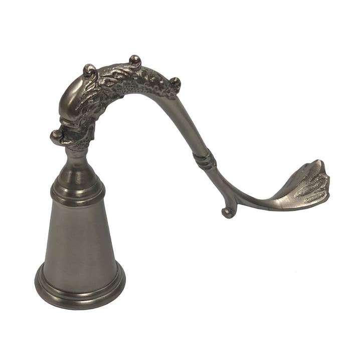 Apagavelas con diseño de dragón chapado en peltre, estilo victoriano para venta al por mayor de Madison Bay Co. - Historical Home Decor Reproductions