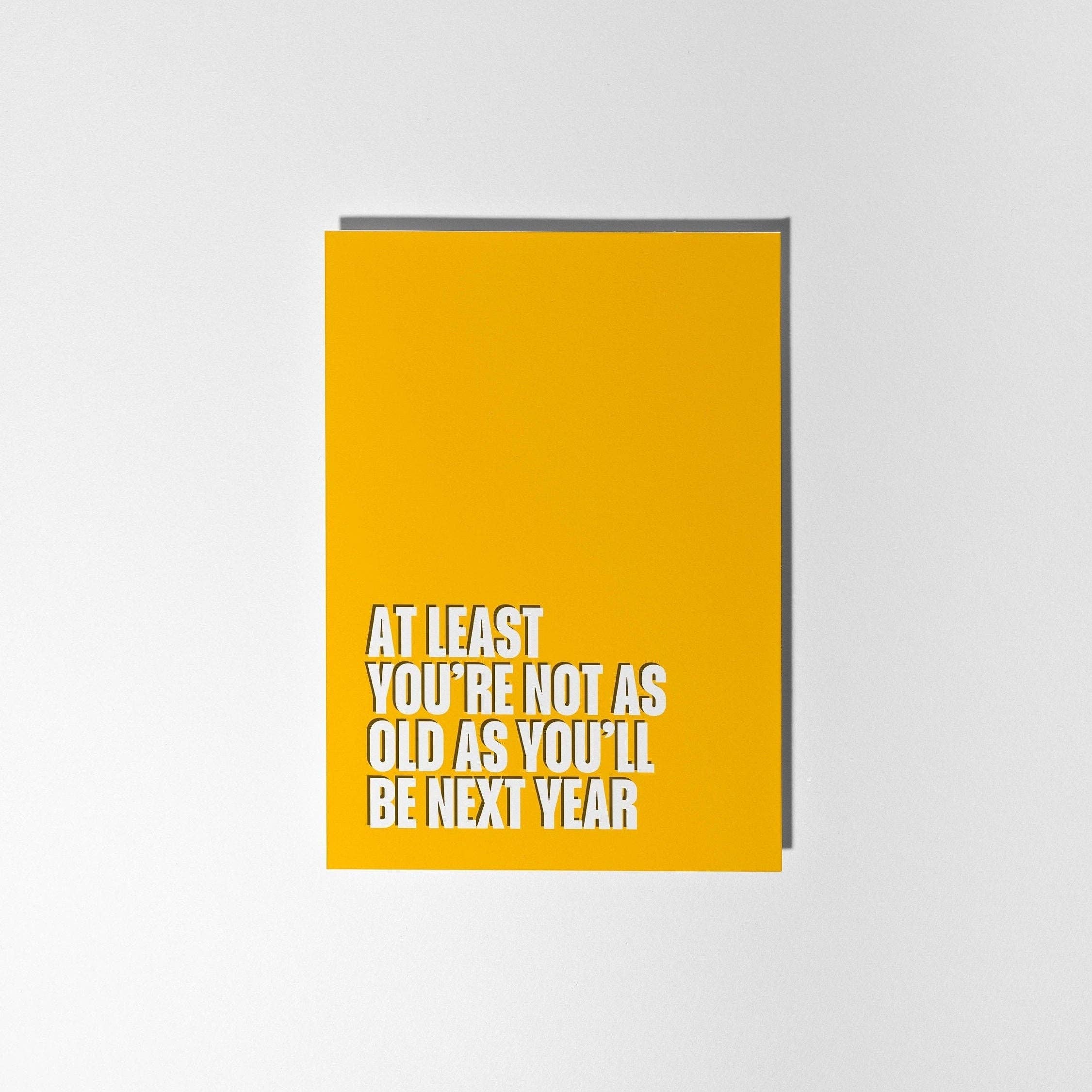 PulpKo - Vendita all'ingrosso Biglietti di auguri - Almeno non sei vecchio come lo sarai l'anno prossimo.