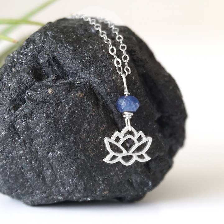 Blaue Saphir-Halskette, natürlicher Schmuck aus September-Kristall für den Großhandel von Raw Stone Elegance