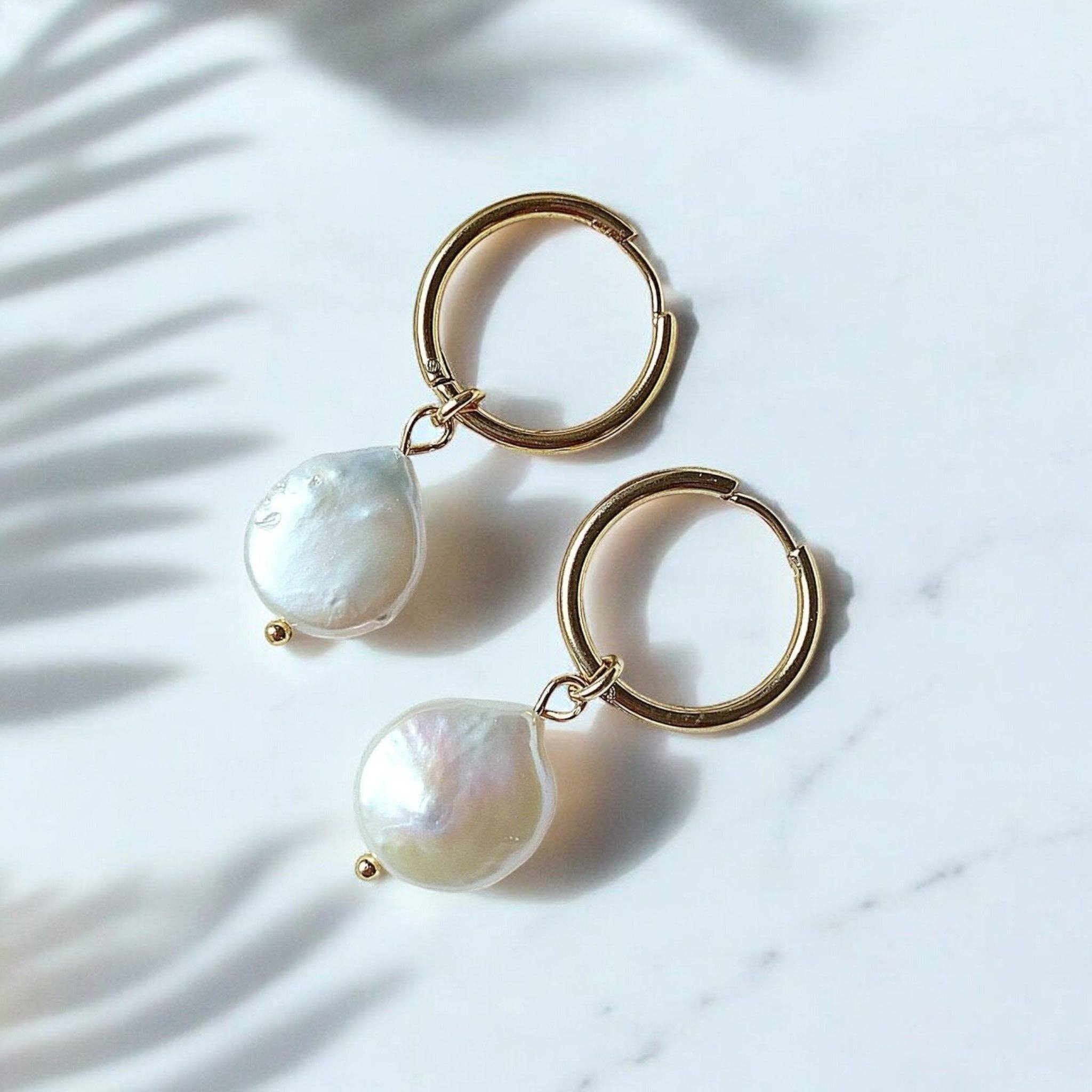 DUESTELLE ITALIA – wholesale Huggieörhängen – Bianca hoops - 2-i-1 huggie-örhängen med pärlberlocker2