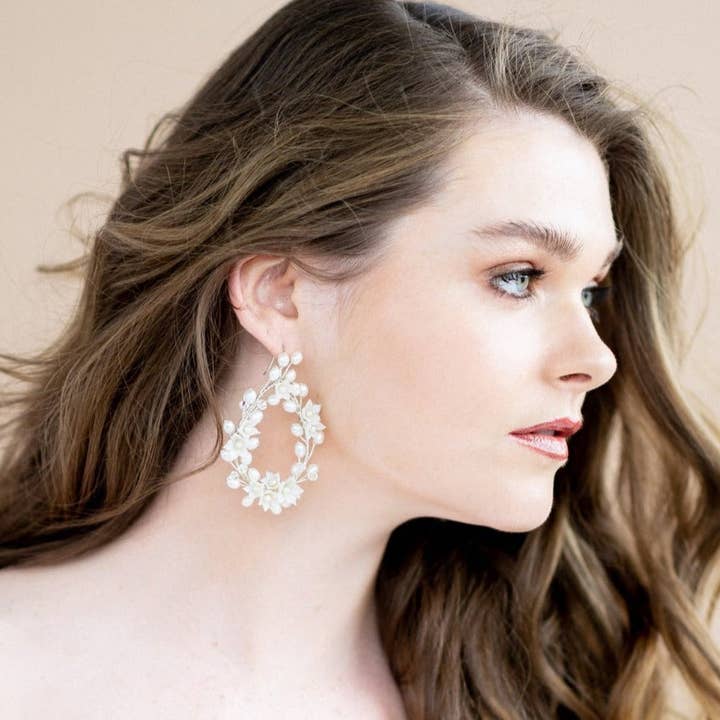 LAINE Statement Ohrringe mit Perlen- und Kristallranken im Tropfendesign für die Braut für den Großhandel von Blair Nadeau Bridal Adornments