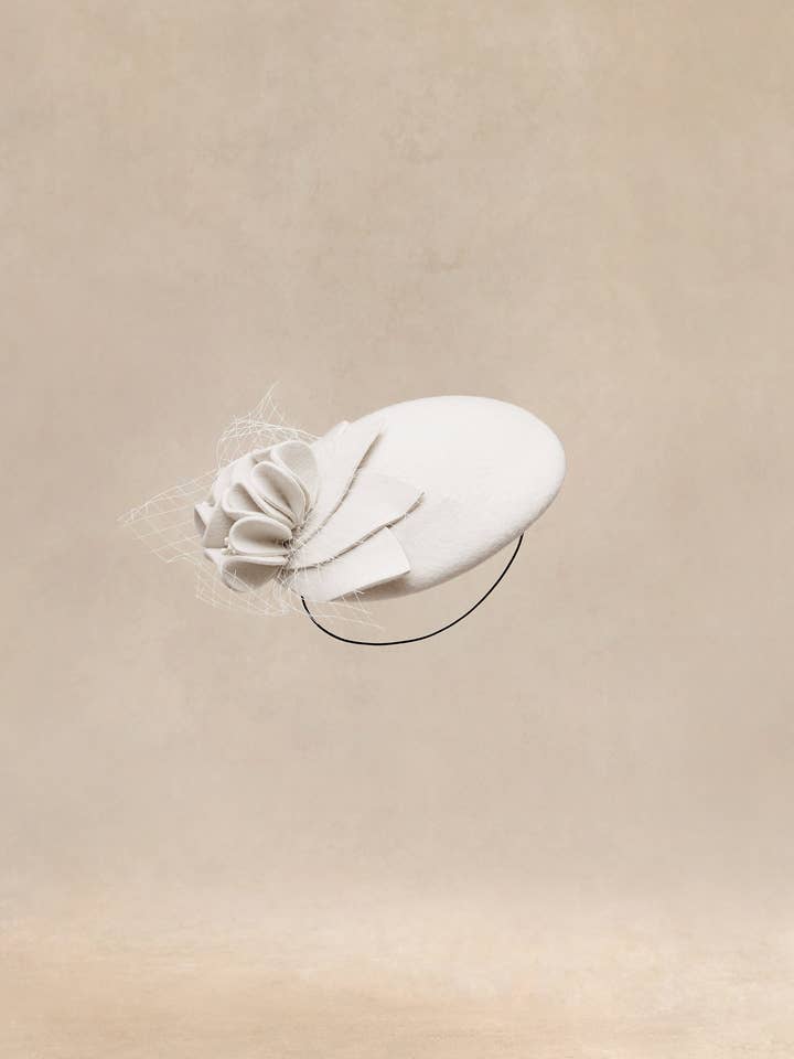 Fascinateur en maille fleurie classique de type pillbox pour la vente par BABEYOND