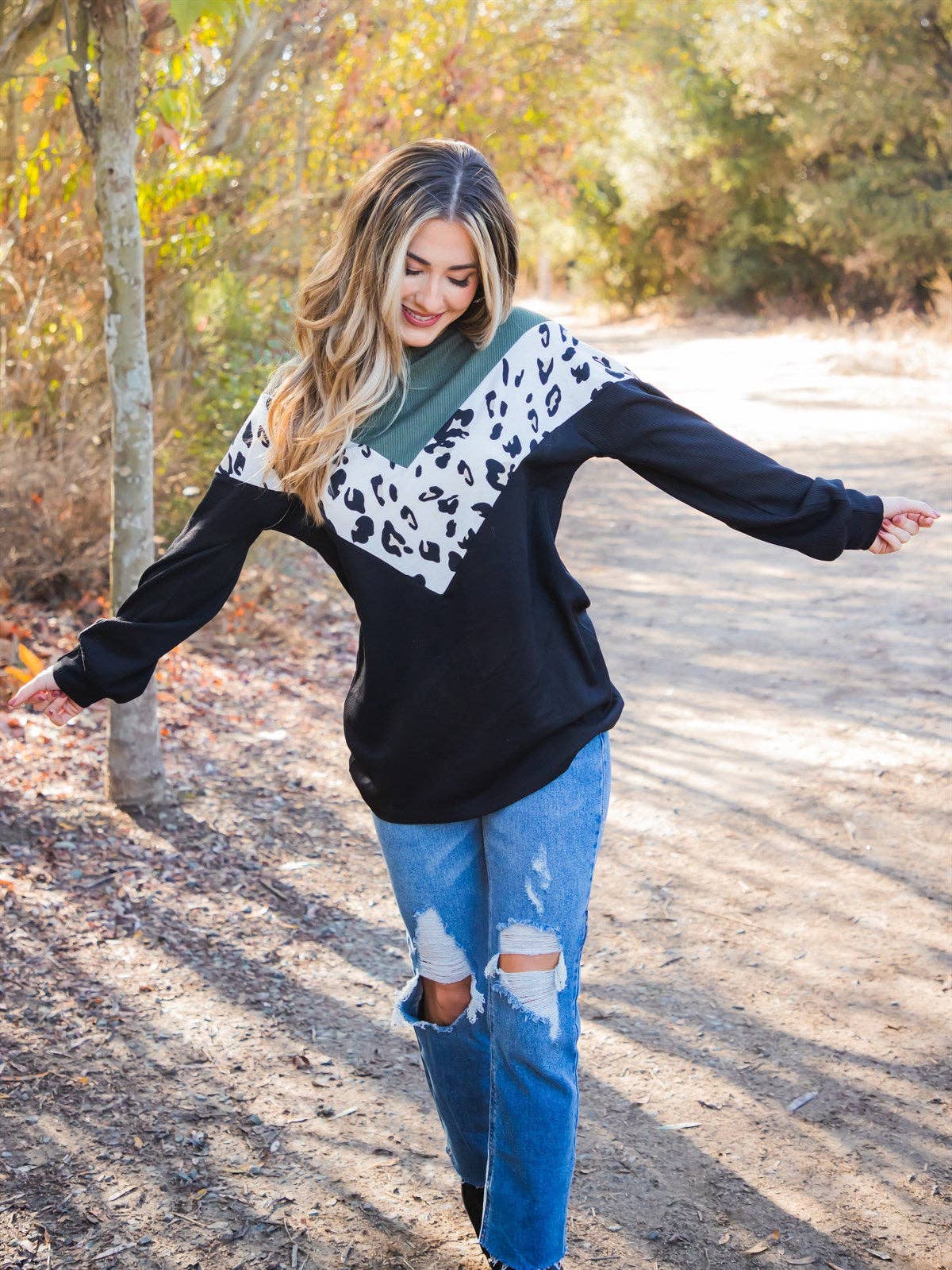 Tickled Teal - Vendita all'ingrosso Felpa - Donna - Top ovale con stampa animalier con dettaglio a V4