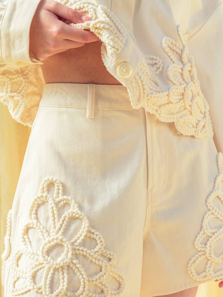 P4268ST SHORTS MED BLOMSTERPYNT DETALJE for engroshandel hos MIOU MUSE