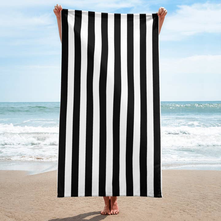 Serviette de plage à rayures noires et blanches pour la vente par Salty Skeleton Co.