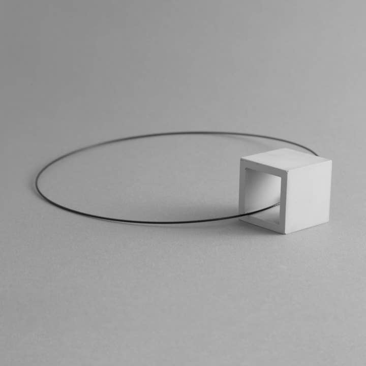 ZERO - collier contemporain fait main en Jesmonite pour la vente par URBAN OLIVE DESIGN