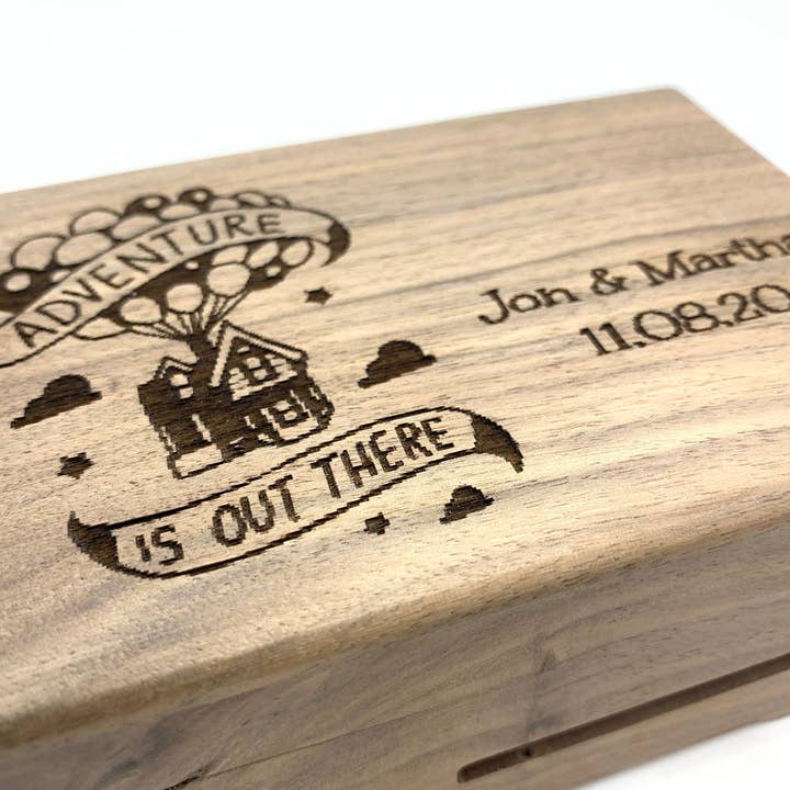 esdemusica by Rocio – wholesale Musikdosa - Barn och baby – Musikbox 'Up' med graverat hus från filmen och personligt namn1