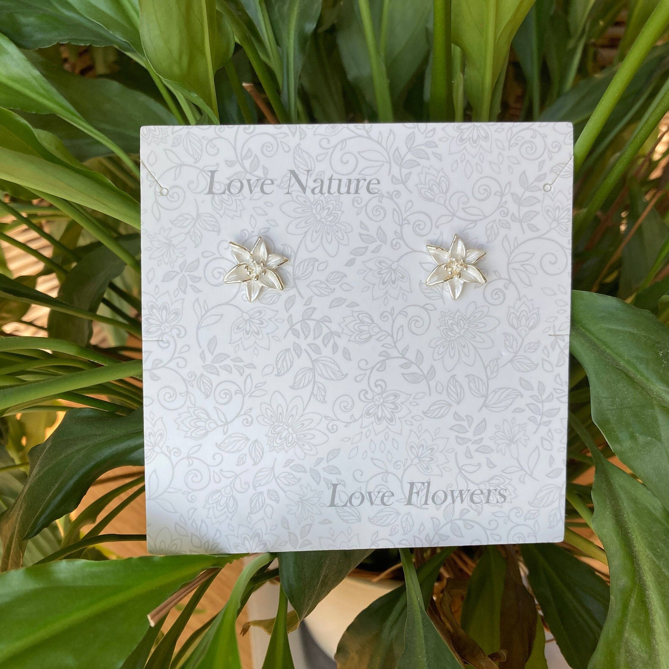 Alexander Thurlow & Co Ltd – Großhandel Ohrstecker – Lily White Flower Post Ohrstecker2