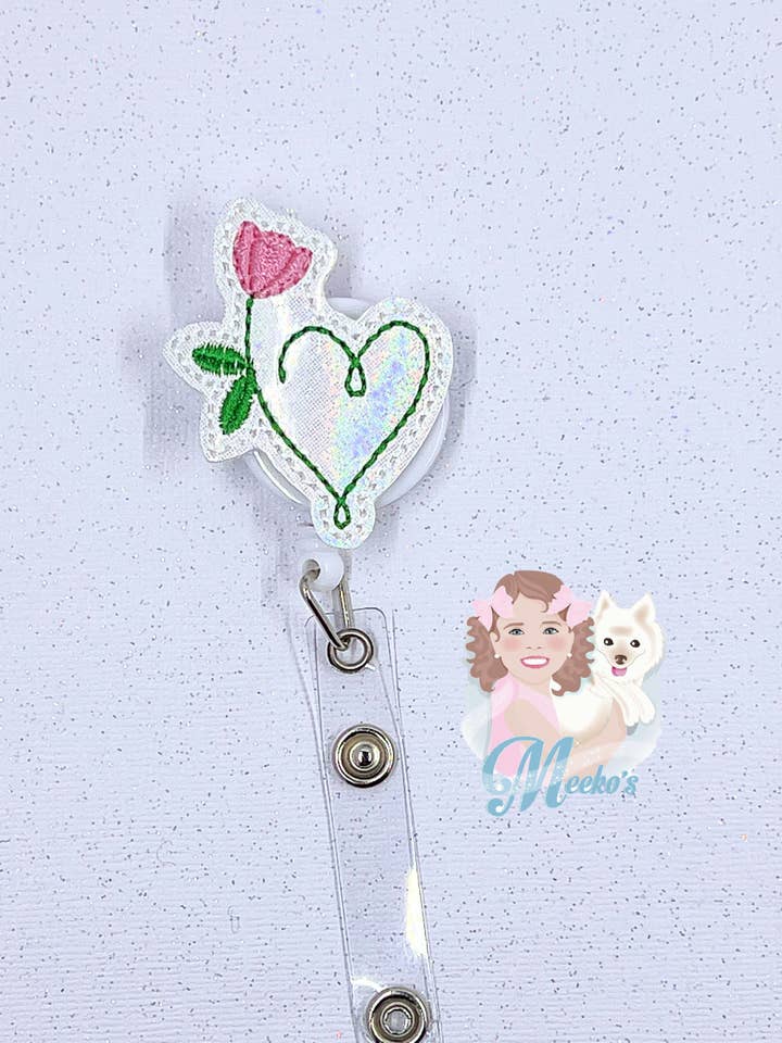Bobina retrattile per badge a forma di cuore con fiori per infermieri e insegnanti per la vendita all'ingrosso da parte di Meeko’s Must Haves