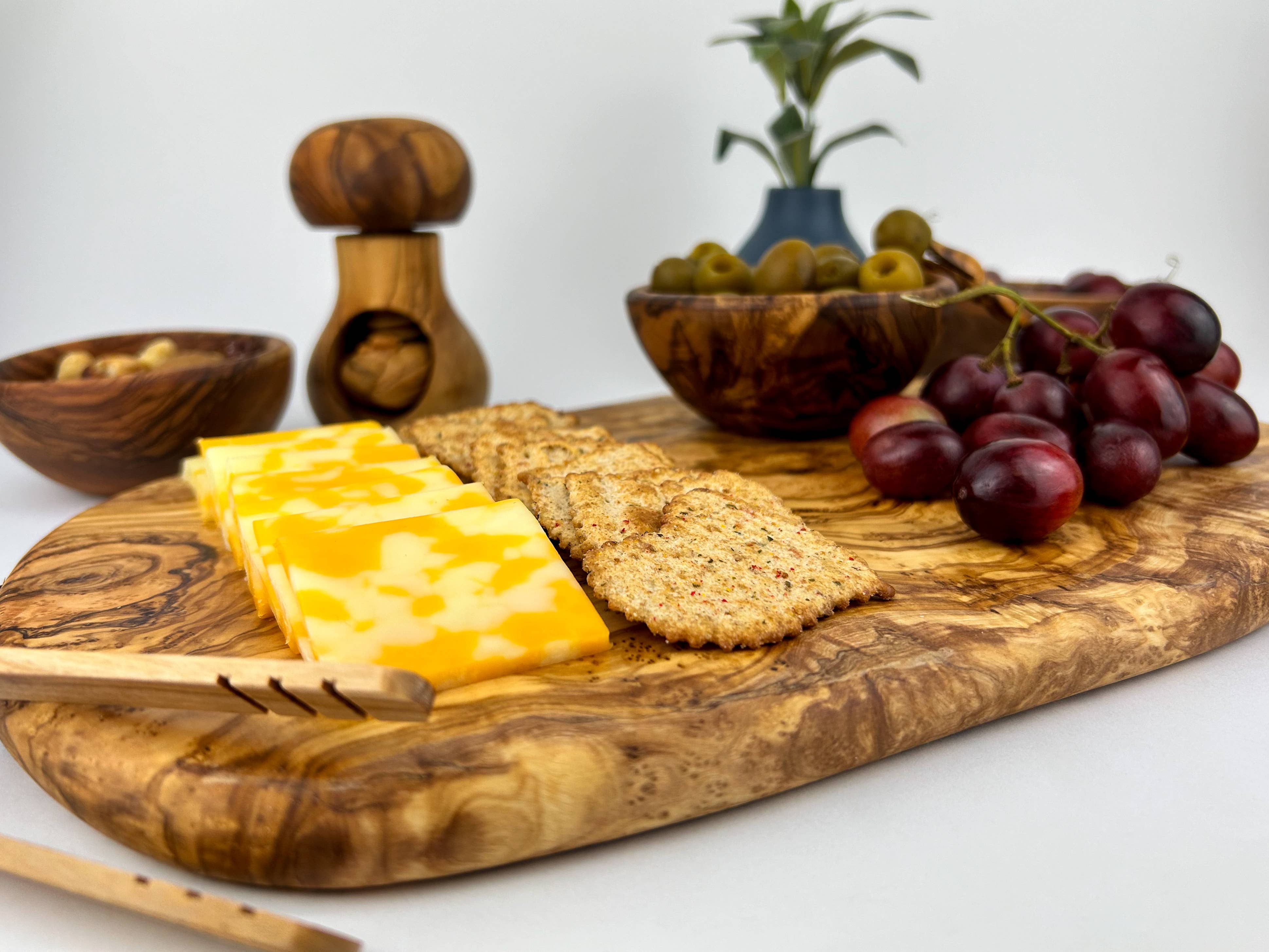Natural OliveWood – Großhandel Käsebrett – Schneidebrett aus Olivenholz für Käse, Brot und Fleisch1