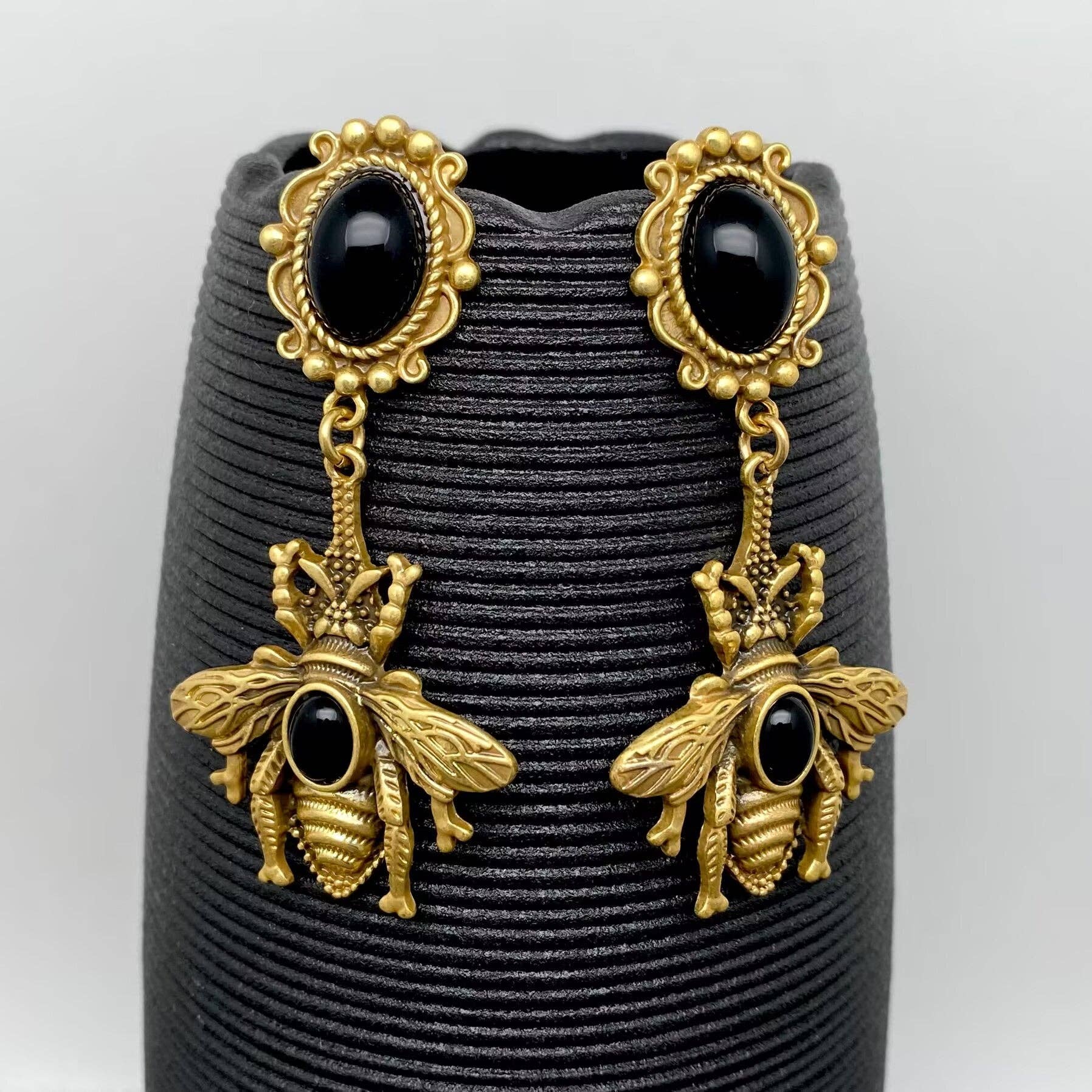 Mio Queena – wholesale Dangle earrings – Vintage Bee Dangle Earrings1