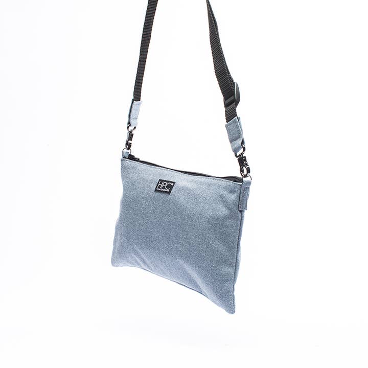 Sac à bandoulière Earth Bag, Bleu Carolina pour la vente par Hamilton Perkins Collection