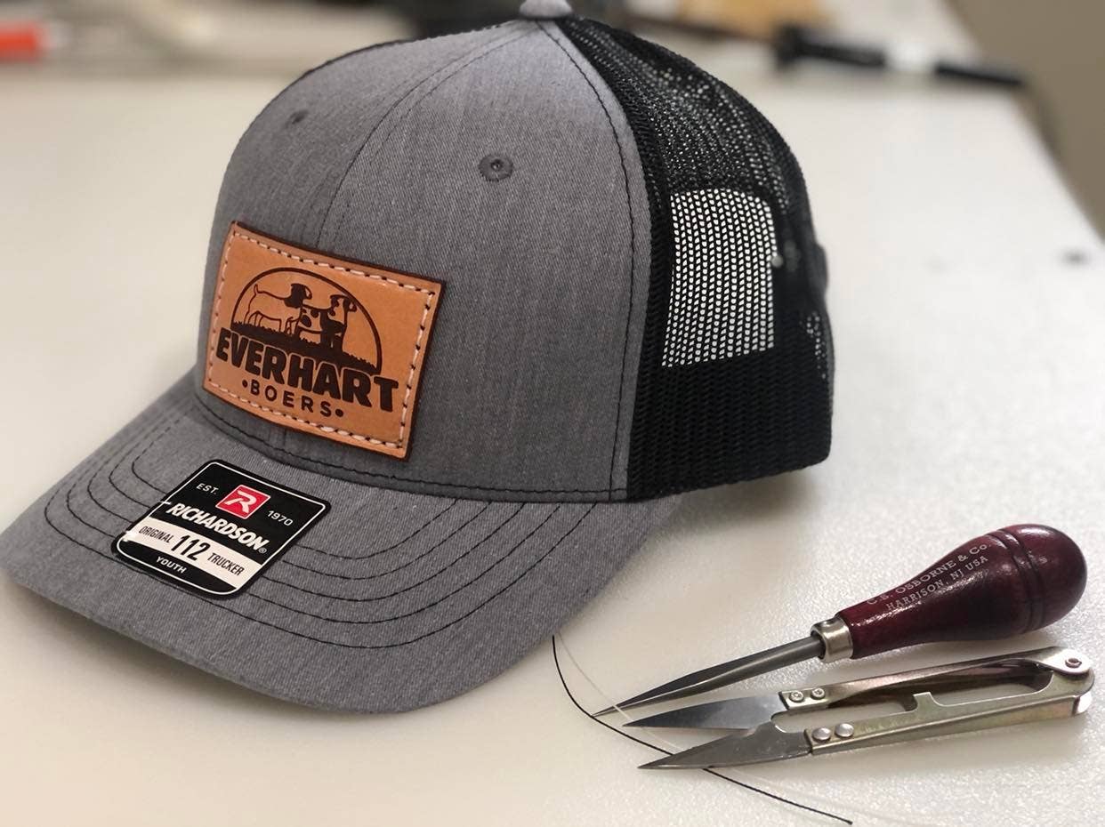 Rafter B Leather – Großhandel Trucker-Cap – Unisex – Kundenspezifische Hüte mit Lederaufnäher (12 Hüte)3