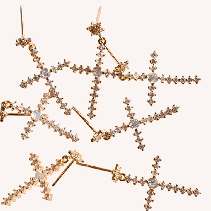 Pendiente Vlad chapado en oro con forma de cruz de óxido de circonio para venta al por mayor de Coraline Bijoux