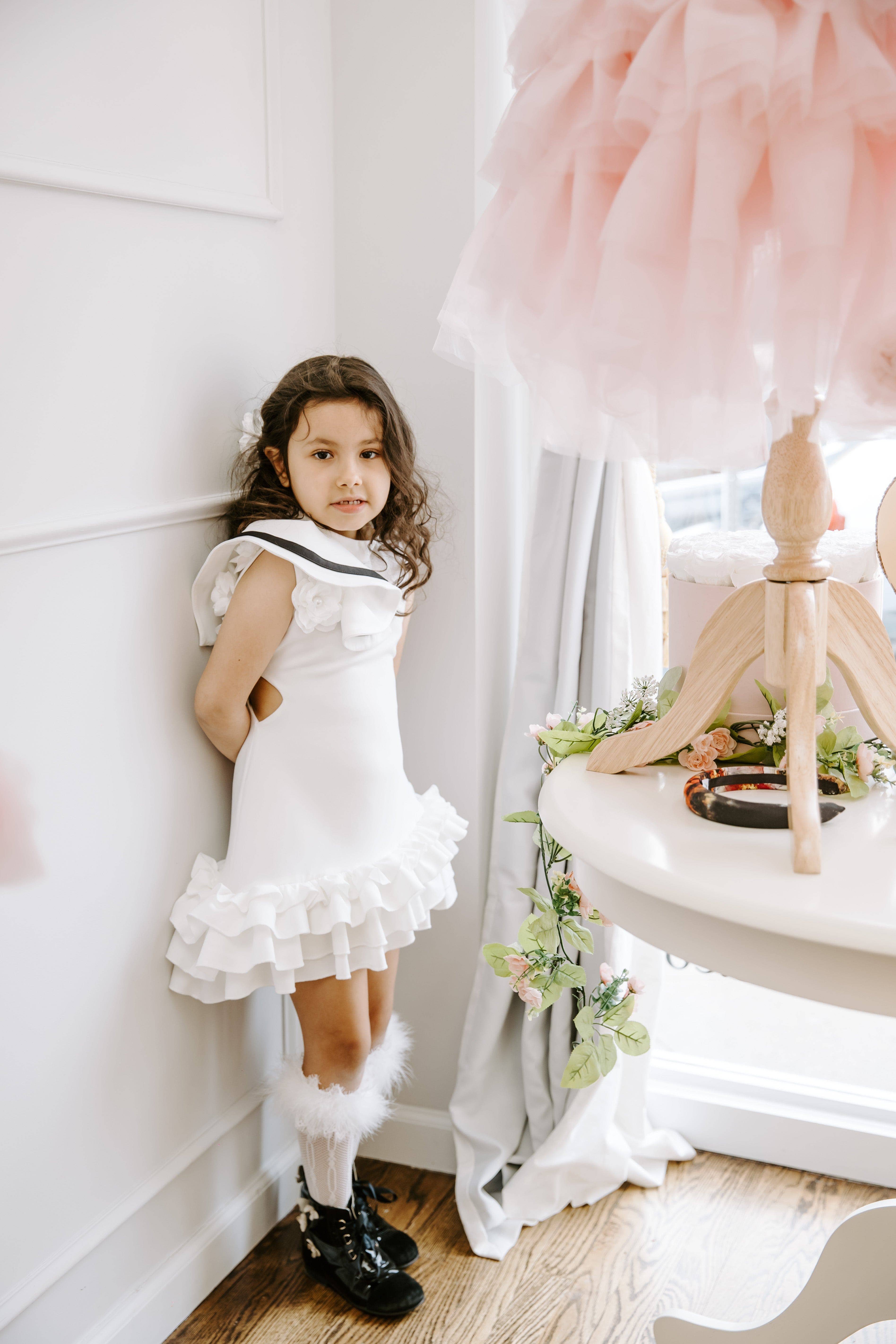 Petite Maison Kids – Großhandel Kleid – Kinder – Alex Weißes Rüschenkleid mit schwarzer Kontrastlinie12