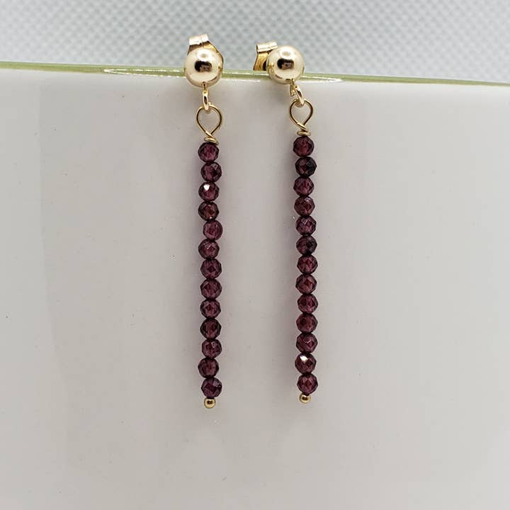 Minimalistische Bar-Ohrringe - Granat für den Großhandel von Divine Dragon Designs