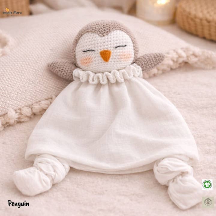 Décoration de pépinière artisanale biologique, cadeau de naissance, pingouin pour la vente par Omnis Pura