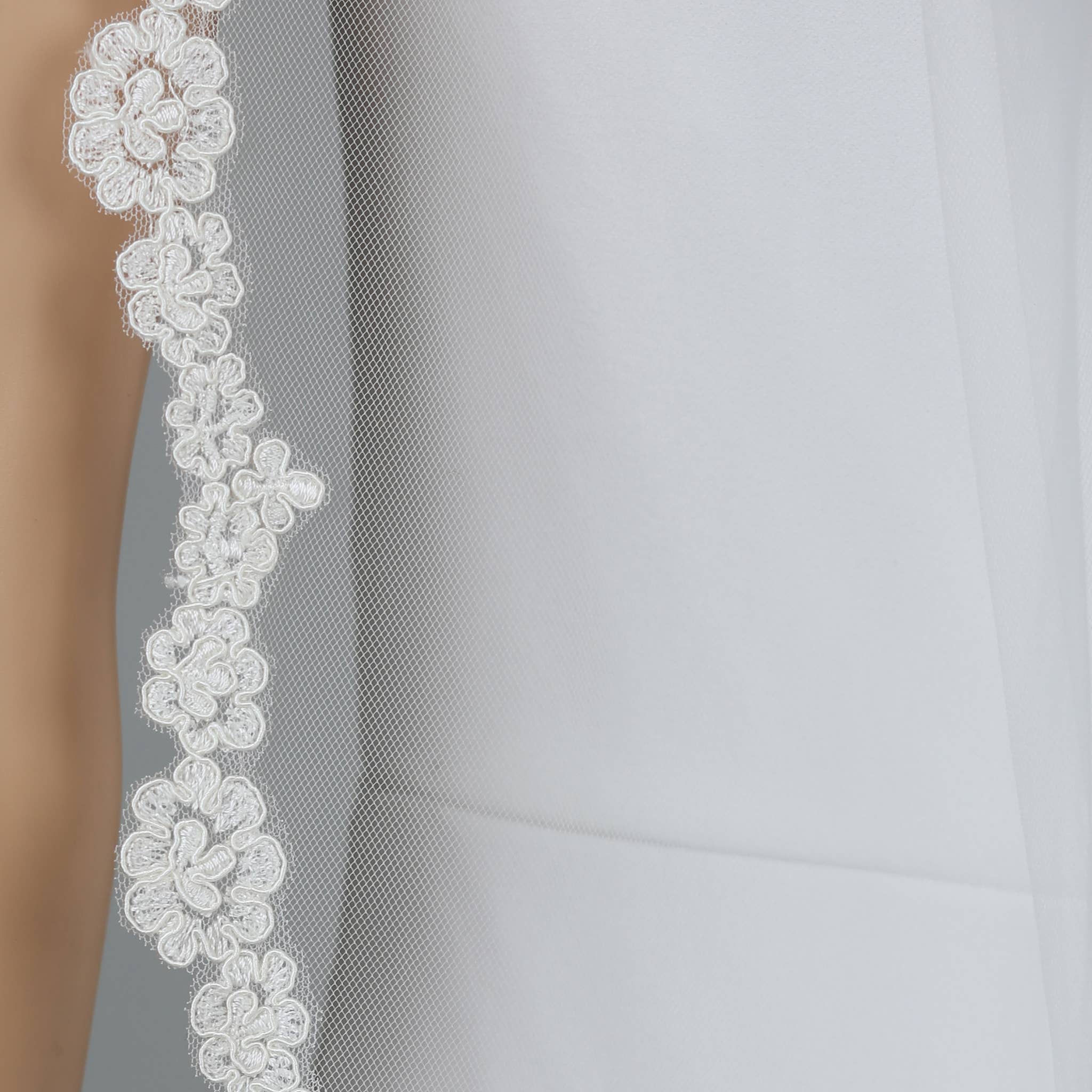 Farinosa Bridal - Wholesale Veil - Women's - FS6299 Floral Vine Embroidered Lace Bridal Veil 42"4