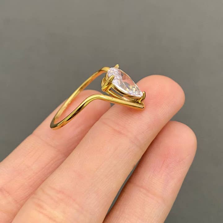 Mio Queena - Wholesale Single Stone/Solitaire Ring - Zircon Geometric 18K Golden Stainless Steel Ring - FGS1