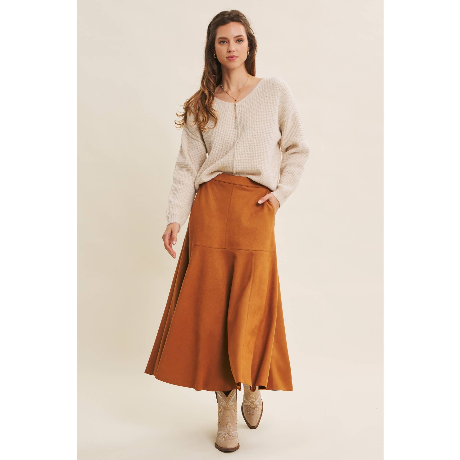 in february – wholesale Kjol - Dam – VEGANSK MOCKA PANELERAD A-LINJE MIDI-KJOL21