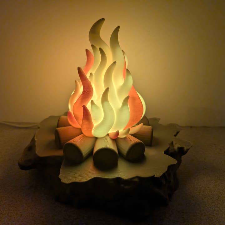 Lumière de Nuit Feu de Camp – Lampe Imprimée en 3D – Décoration de Cabane Rustique pour la vente par Zeus Print Shop