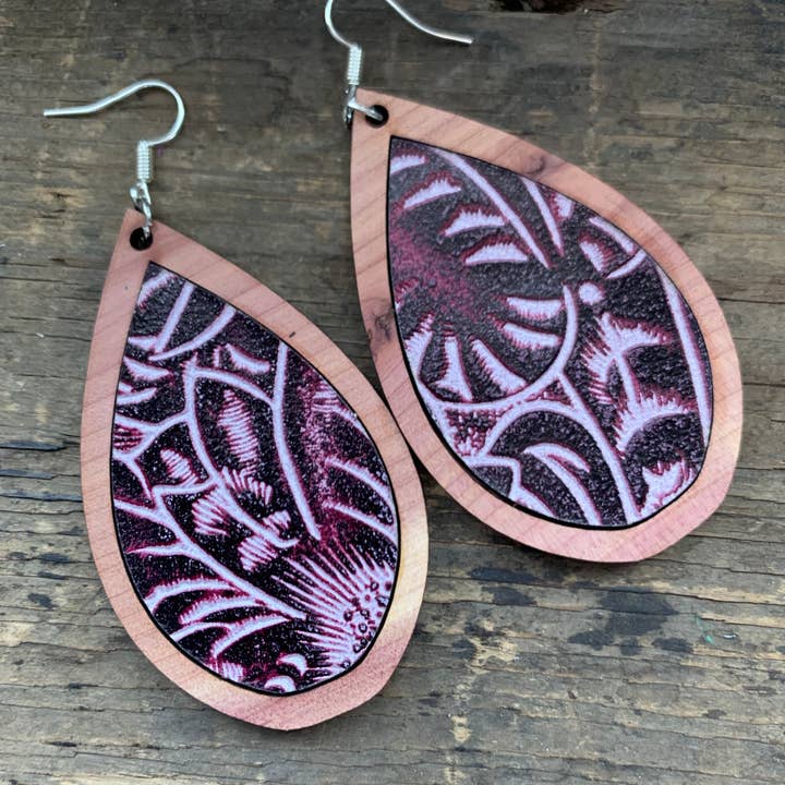 Boucles d'oreilles en forme de larme en bois avec cuir floral occidental violet pour la vente par Jill's Jewels