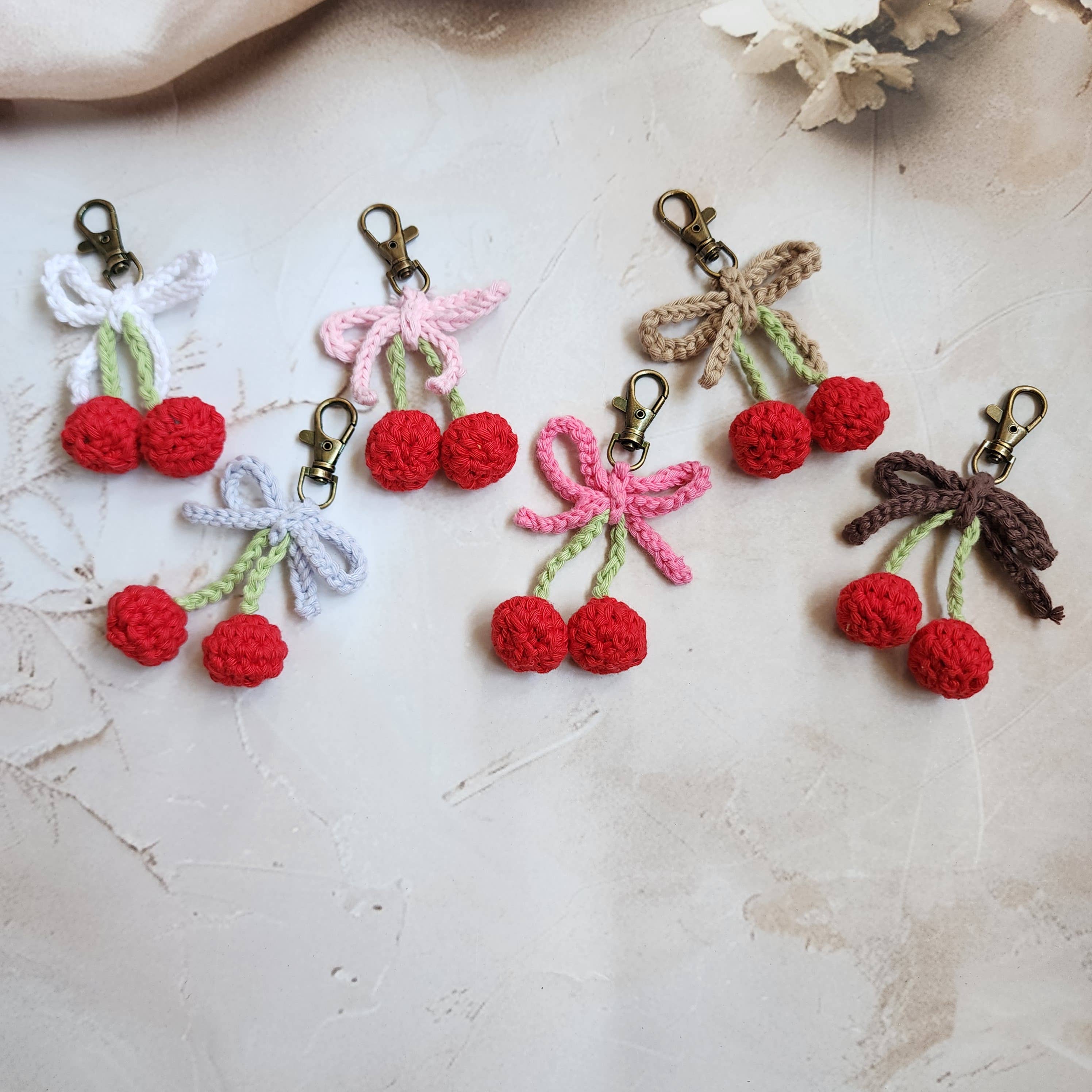 Handmade By Uruba – Großhandel Schlüsselanhänger-Armbänder – Handgefertigter Häkel-Kirschenschlüsselanhänger | Fruchtinspirierter Anhänger7