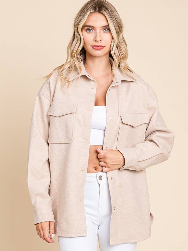 2486 - HEMDJACKE AUS GEBÜRSTETEM STRICK MIT TASCHEN für den Großhandel von ANWND