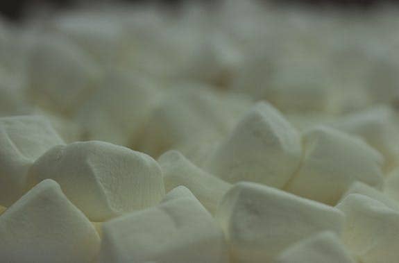 Royale Normande Chocolaterie – wholesale Chokladtäckta godisar – Hemgjorda marshmallows täckta med mjölkchoklad, 100 g påse5