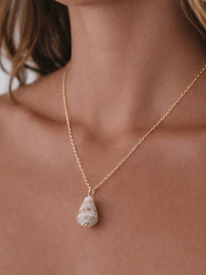Guldhalskæde med plettet kegleskal for engroshandel hos The Coconut Collective