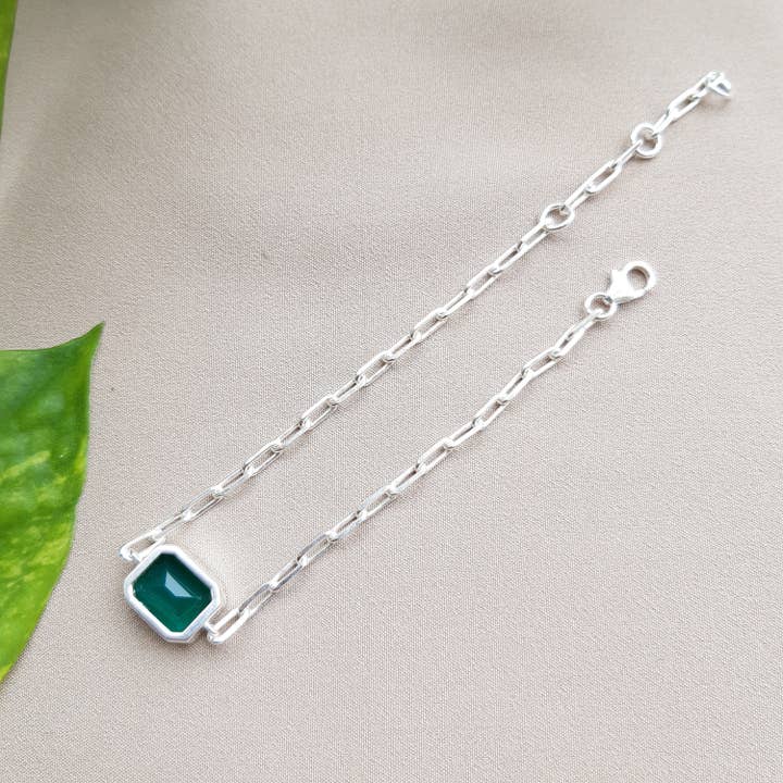 Bracelet en onyx vert, pierre de naissance de mai, avec chaîne à maillons trombone pour la vente par Rishi Jewelry