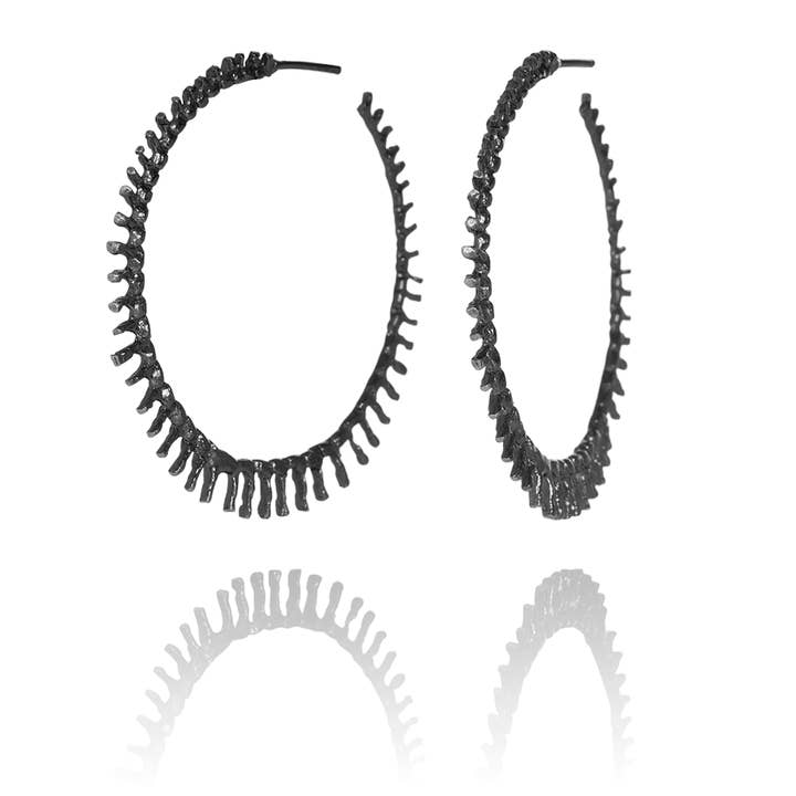 Boucles d'oreilles Asterias en argent sterling 925 oxydé pour la vente par AURUM by Guðbjörg