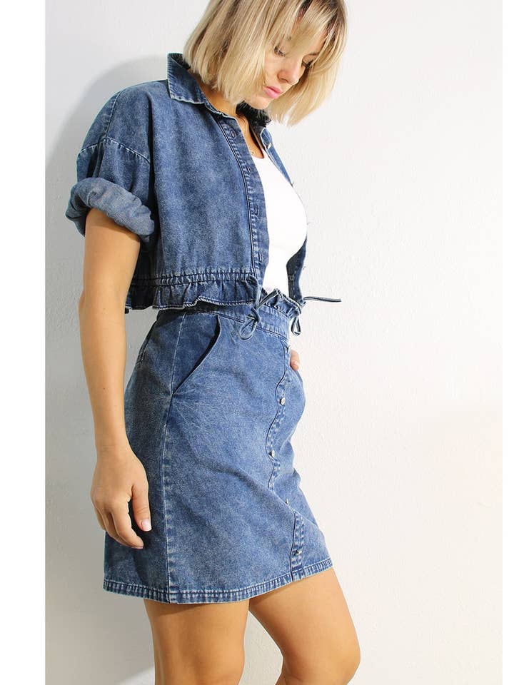 ENSEMBLE HAUT COURT ET MINI-JUPE EN JEAN DÉLAVÉ pour la vente par Mulla