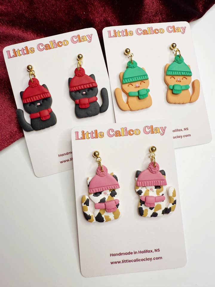 Vinterkatt Dinglar | Örhängen i Polymerlera för wholesale av Little Calico Clay