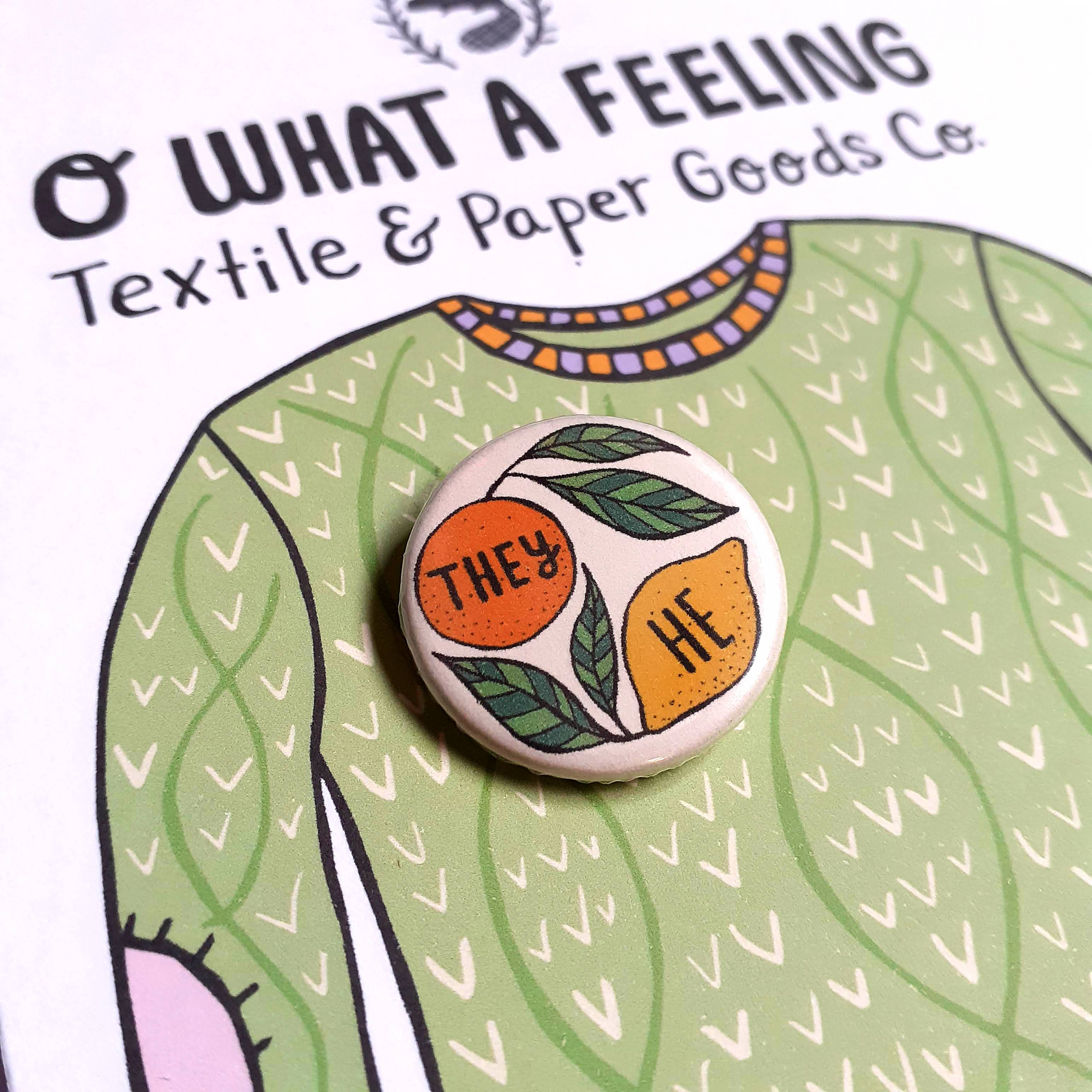 O What A Feeling | Textile & Paper Goods Co. – Großhandel Anstecker/Button – Mini-Anstecknadeln mit Zitruspronomen, 25 mm, auf niedlicher Displaykarte9