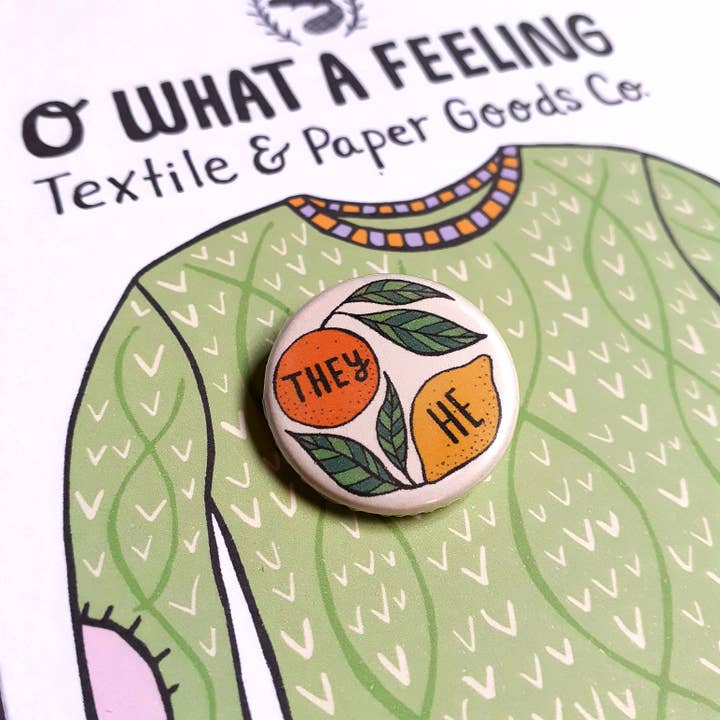 O What A Feeling | Textile & Paper Goods Co. – Großhandel Anstecker/Button – Mini-Anstecknadeln mit Zitruspronomen, 25 mm, auf niedlicher Displaykarte9