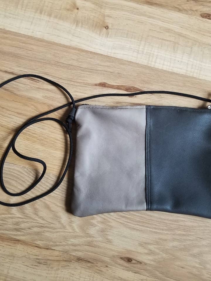 Sac zippé en cuir bicolore Andi - Ciment et marron pour la vente par Shift Clothier, Inc.