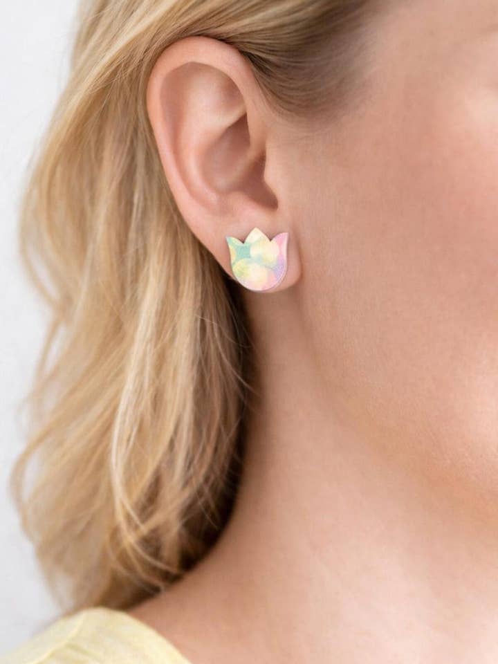 Orecchini a Bottone Tulipano Pastello | Orecchini Floreali Primaverili | Orecchini in Acrilico Leggero | Gioielli di Pasqua | Orecchini a Fiore Colorati | Regalo Fatto a Mano per la vendita all'ingrosso da parte di KBR By Donna