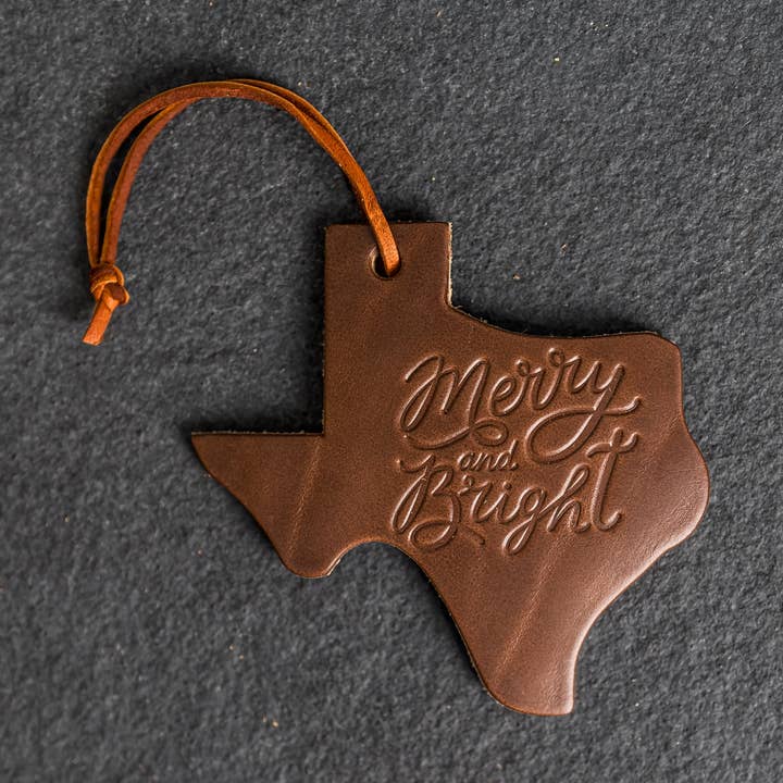 Adorno de Navidad de Cuero con Forma de Texas "Merry & Bright" | Etiquetas para Calcetines para venta al por mayor de Ox & Pine