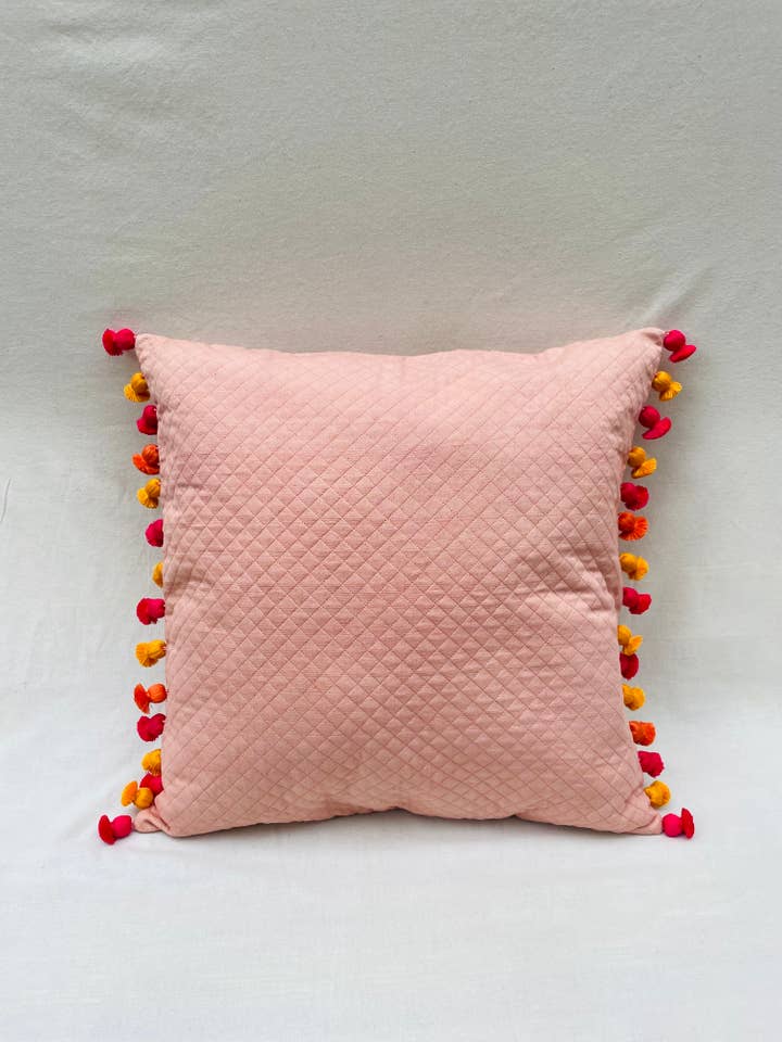 Housse de coussin matelassée à pompons roses pour la vente par Chogaa NYC