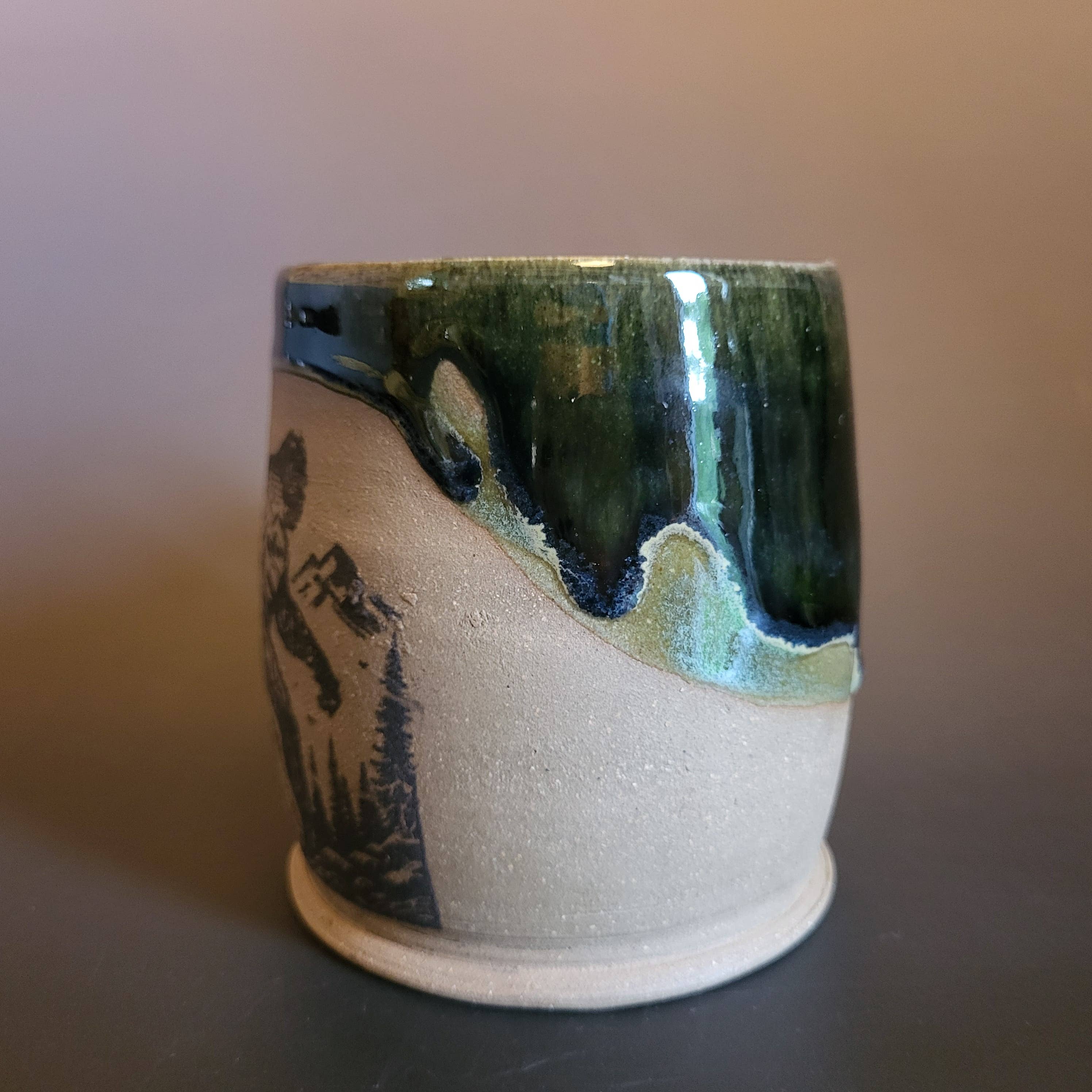 Divine Vessels Pottery - Wholesale Koffiemok - Bigfoot mok en bergen met donkergroene glazuur4