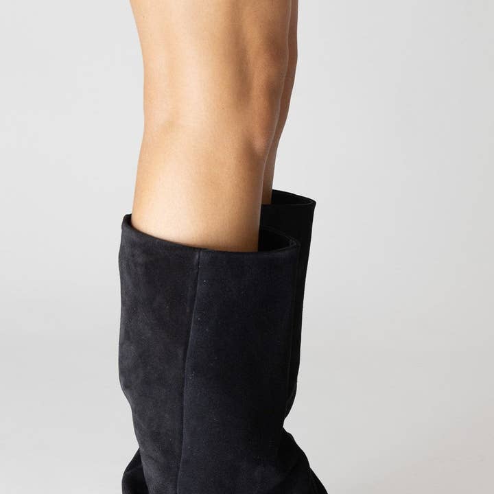 Botte Héro Slouchy en daim noir pour la vente par Cynthia Richard
