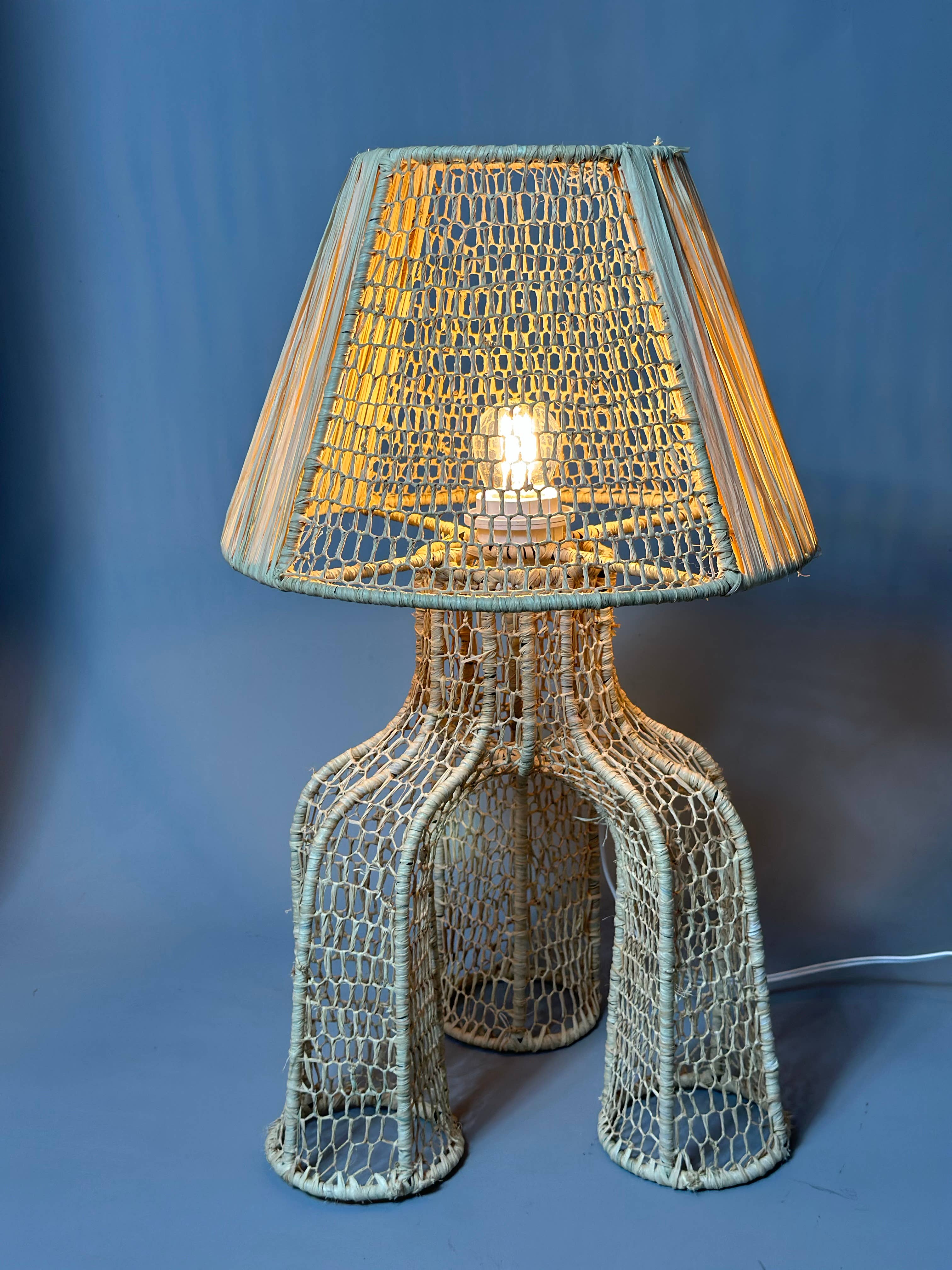 Mikwi – Engroshandel Skrivebordslampe – Naturlig raffia bordlampe, håndflettet lampeskærm15