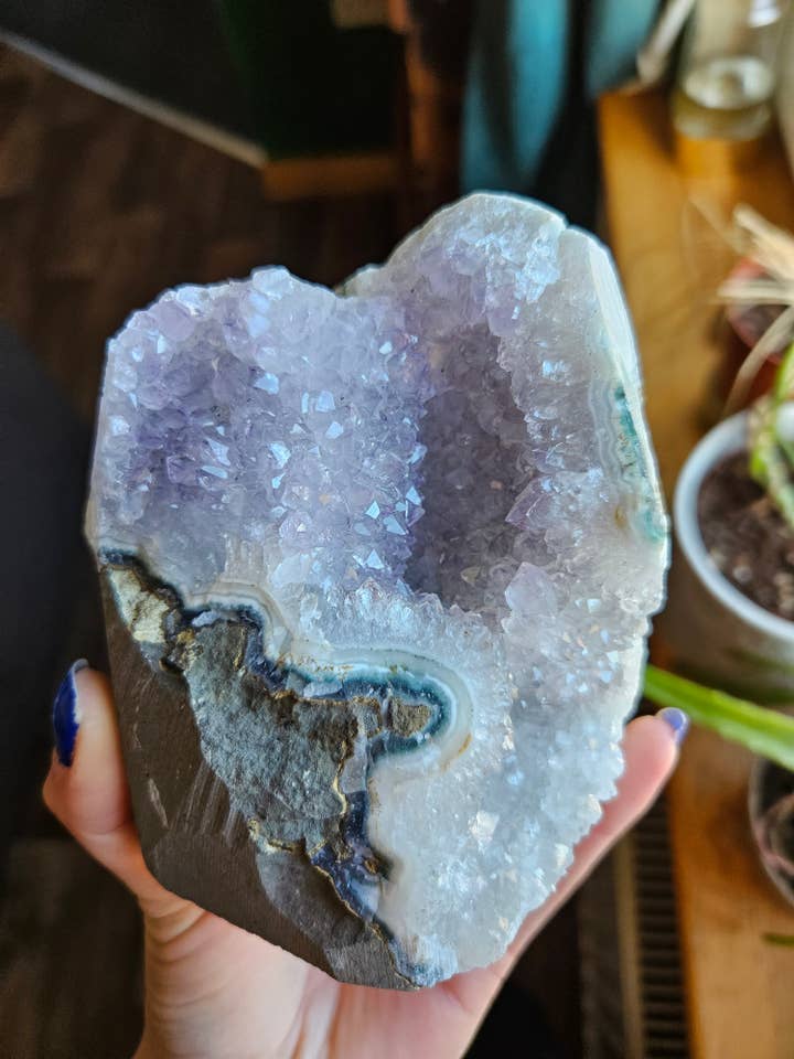 XL Ametyst geodegrotte - 756g for engroshandel hos Little Miss Cosmic