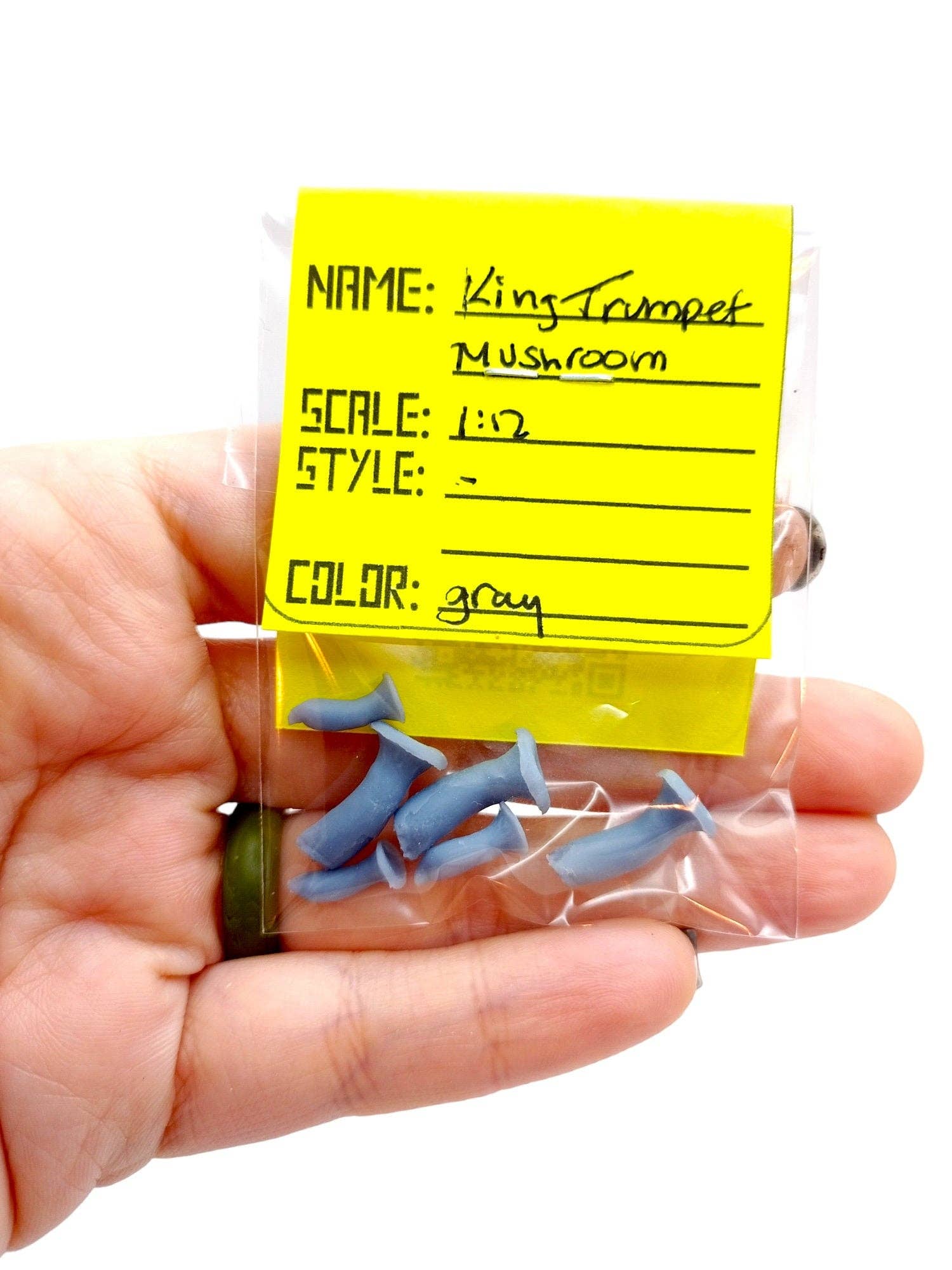 The Scale Grail - Vendita all'ingrosso Decorazioni da tavolo - Funghi miniatura trombetta, scala 1:12 – set di 6 funghi realistici per diorami, case delle bambole e lavori artistici3