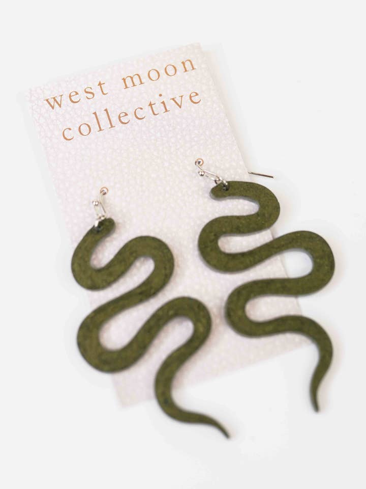 Charmeur de serpent en olive pour la vente par West Moon Collective