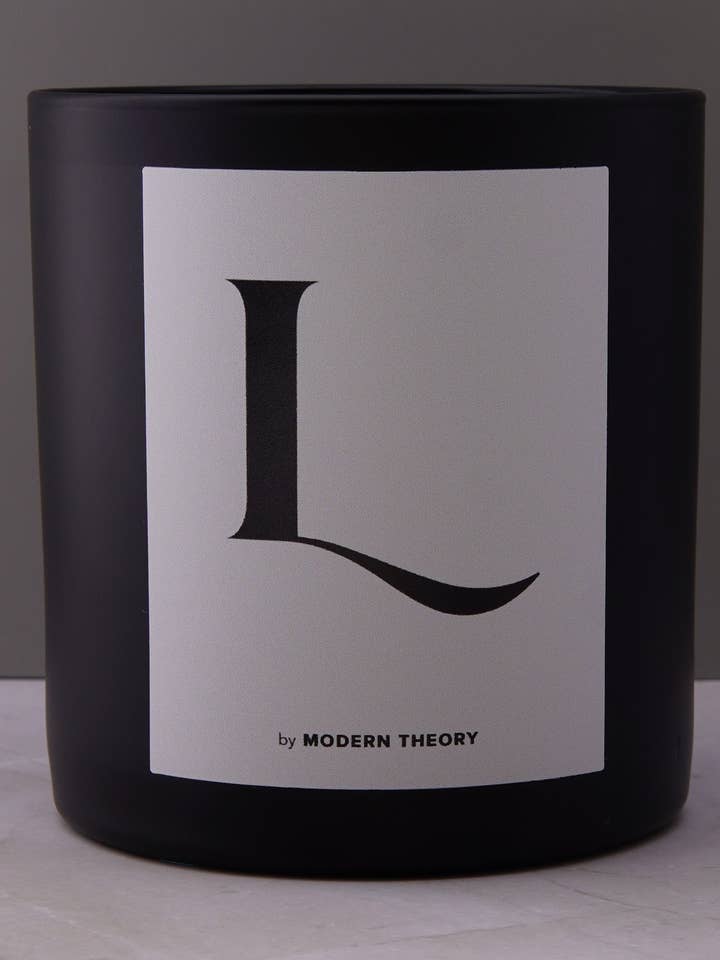 Bougie L - MONOGRAM pour la vente par Modern Theory