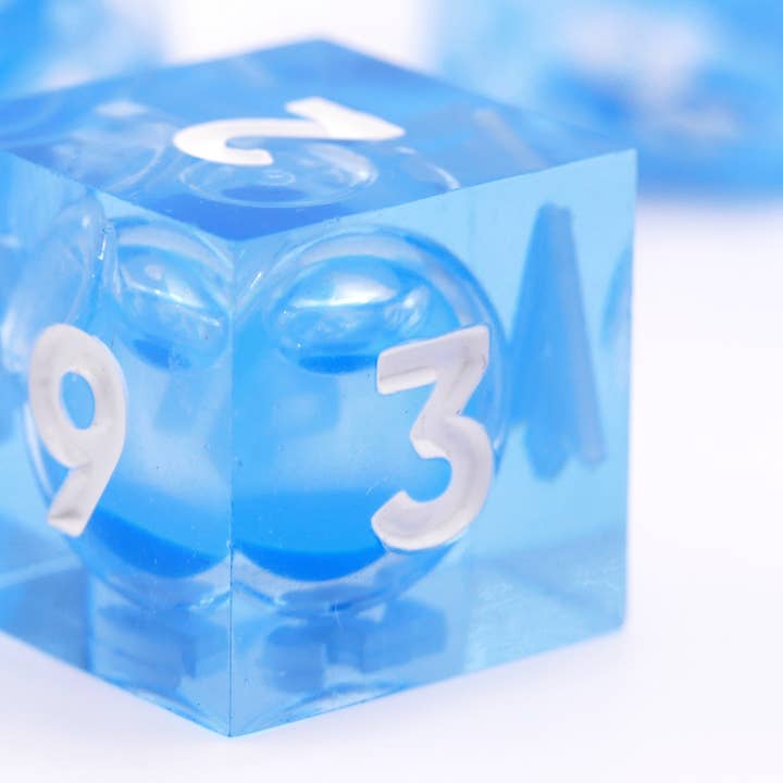 SET DE DÉS - CŒUR LIQUIDE PHOSPHORESCENT - CELESTIAL BLUE pour la vente par SPACE DELIRIUM